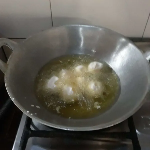 Panaskan minyak goreng, lalu goreng adonan rondo royal sampai kecoklatan, tiriskan dan siapa disajikan