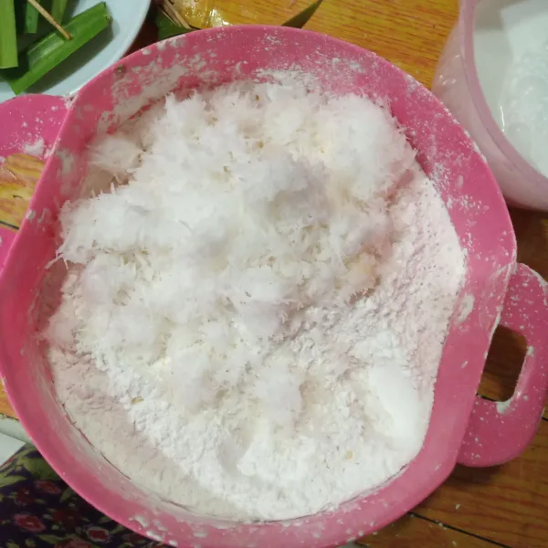 Campur tepung beras, tepung tapioka, gula pasir dan kelapa parut. Aduk rata.