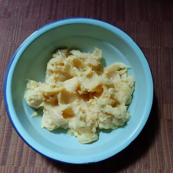 Haluskan tapai dengan garpu dan buang sumbunya.