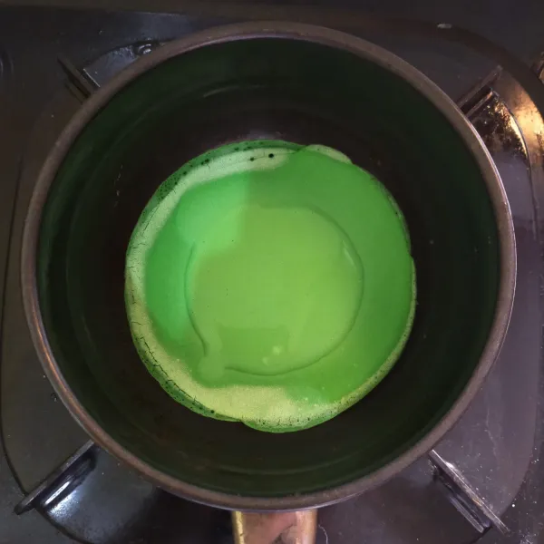 Panaskan wajan kecil dengan diolesi mentega sedikit, lalu tuang adonan dengan sendok sayur lalu tutup hingga matang lalu angkat.