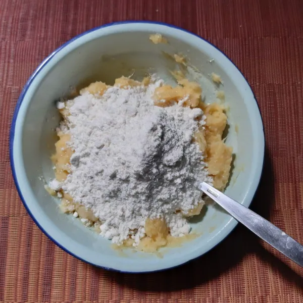 Masukkan terigu, aduk rata kembali