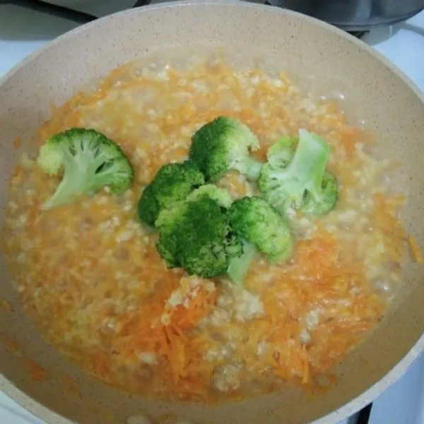 Tambahkan brokoli, aduk rata, matikan kompor.