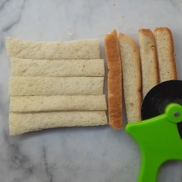 Potong roti tawar.