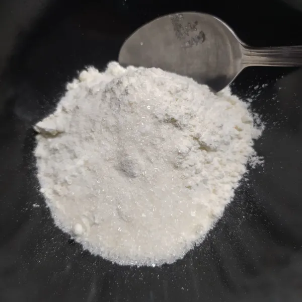 Dalam wadah campur terigu, garam dan gula pasir. Aduk rata.