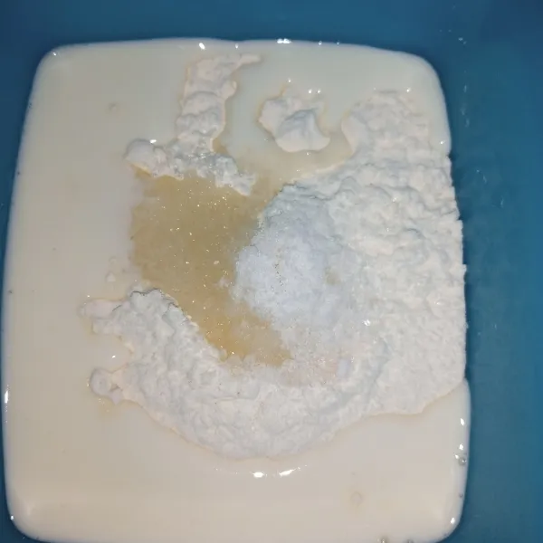 Campur tepung, gula, garam, vanili dan susu cair.