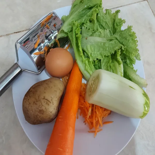 Siapkan bahan, potong timun dan serut wortel.