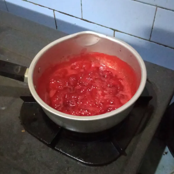 Buat strawberry compote. Campurkan potongan strawberry, gula, air, dan perasan jeruk nipis. Masak sampai kental.