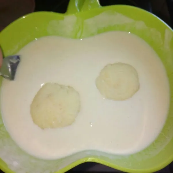 Larutkan bahan pelapis, sampai kekentalan sedang. Celupkan adonan tape tadi ke bahan pelapis