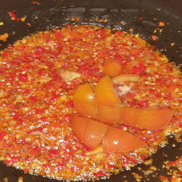 Panaskan minyak, tumis bumbu yang sudah di blender hingga harum dan masukkan tomat