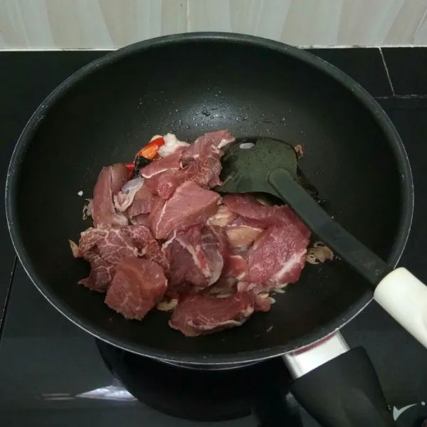 Kemudian masukkan daging sapi, aduk rata hingga berubah warna.
