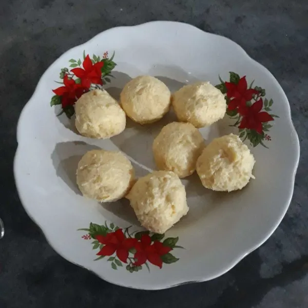 Bentuk adonan menjadi bulatan atau sesuai selera