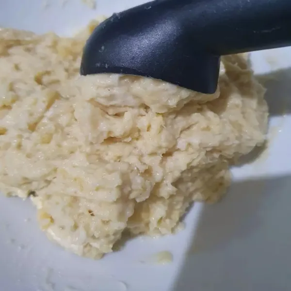 Sendok lalu goreng hingga berwarna kuning keemasan.