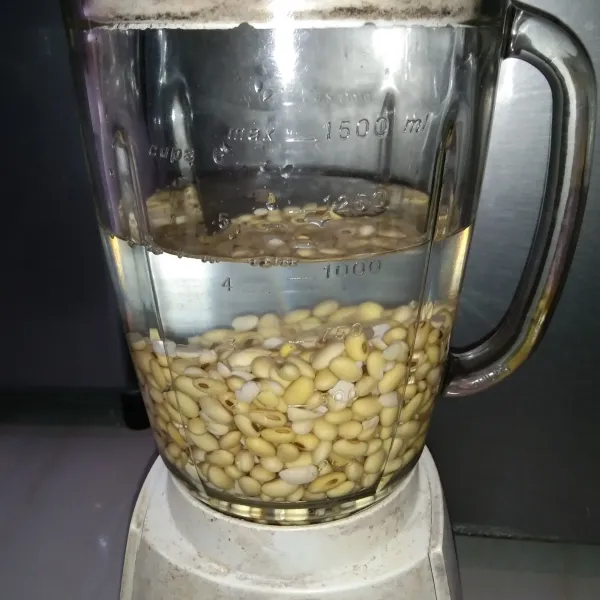 Blender 1/2 bagian kacang (100 gr) dengan 1 liter air.