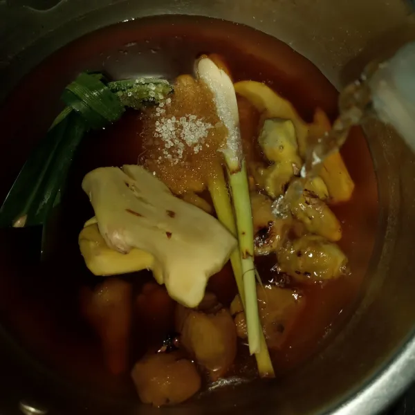 Buat Kuah Jahe : Masukkan semua bahan kuah. Tuang air.