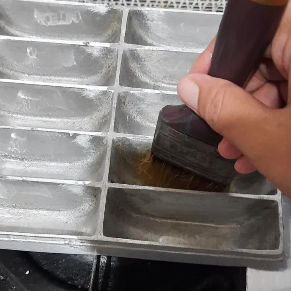 Oles cetakan dengan minyak goreng lalu tunggu hingga panas