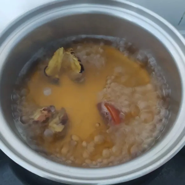 Rebus air, gula merah dan jahe sampai air menyusut setengahnya.