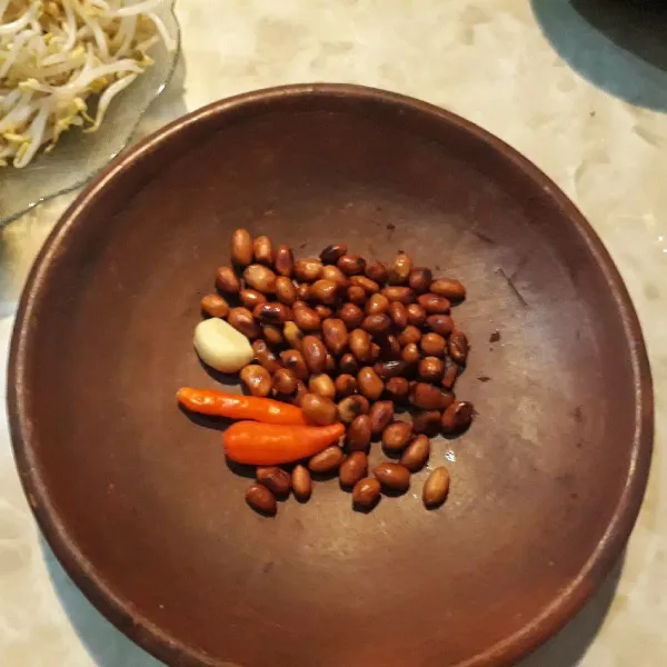 Haluskan cabe rawit kacang tanah dan bawang putih .