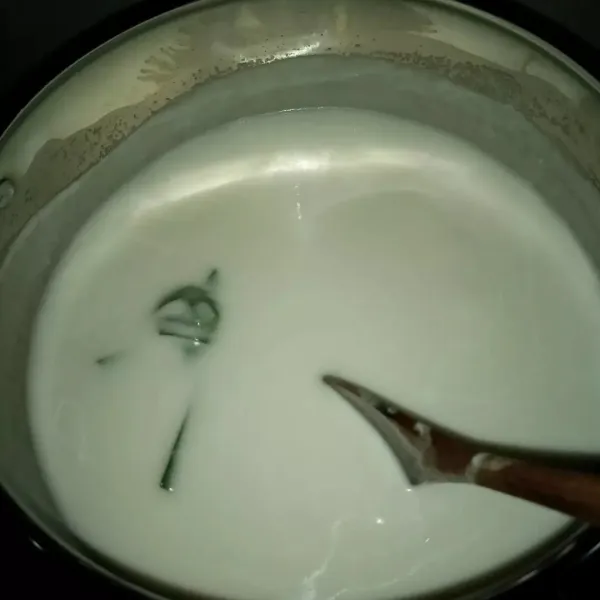 Buat Kuah santan : Rebus santan, garam dan daun pandan sampai mendidih. Tuang Larutan tepung beras sambil diaduk sampai mendidih kembali.