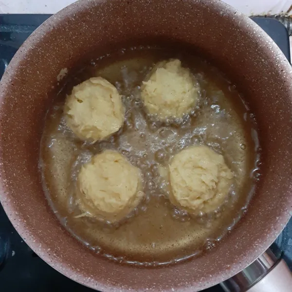 Bentuk bundar dengan sendok kemudian goreng dengan api sedang hingga golden brown. Angkat dan tiriskan