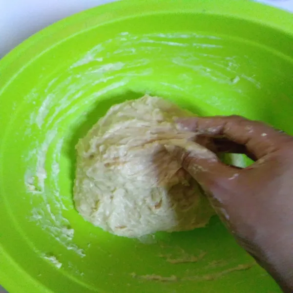 Lanjut dengan diuleni dengan tangan sampai bisa dibentuk.