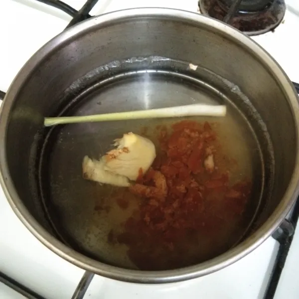 Didihkan air, masukan serai, jahe dan gula merah, masak hingga gula larut