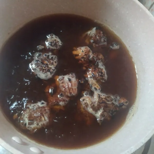 Rebus air dengan gula aren & jahe, gunakan api kecil agar sari jahenya keluar