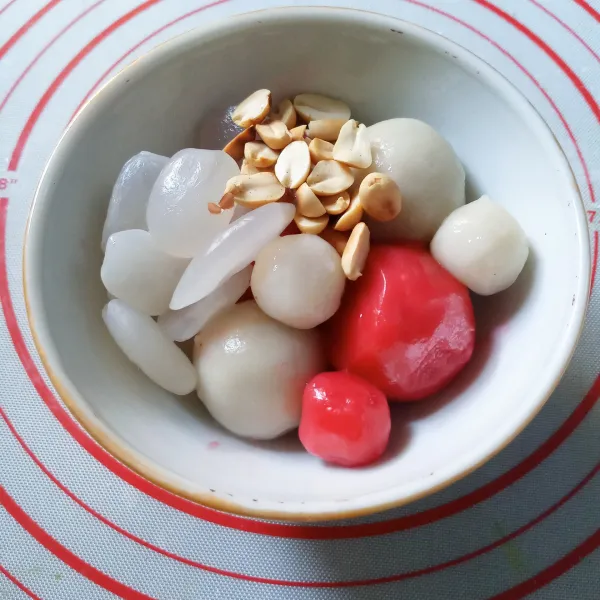 Penyajian : Tata bola-bola ketan, beri kolang kaling rebus dan kacang sangrai. Tuang kuah jahe. Sajikan selagi hangat.