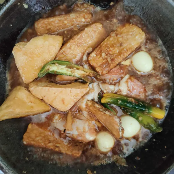 Masukkan semua bahan lain, masak hingga bumbu meresap.