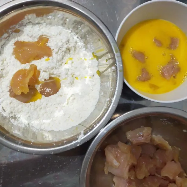 Aduk rata tepung terigu dan tepung maizena. Kemudian, celup ayam ke kocokan telur lalu gulingkan ke campuran tepung.