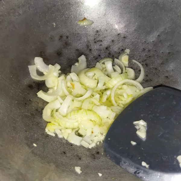 Lalu tumis bawang bombay dan bawang putih dengan 3 sdm minyak goreng hingga harum.