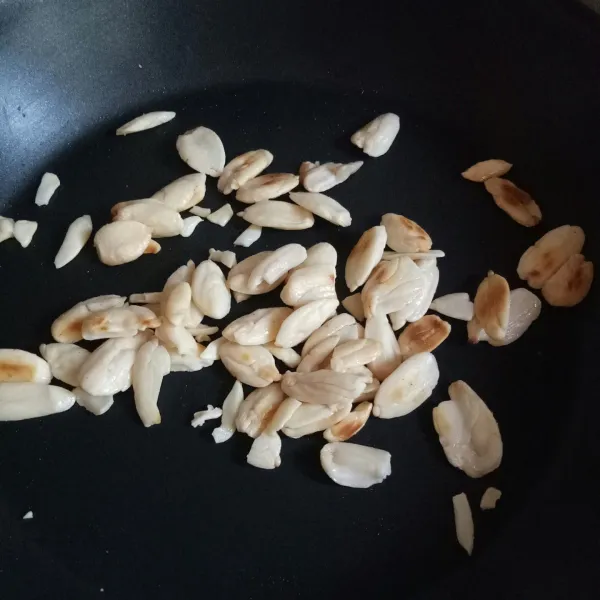 Sangrai kacang almond