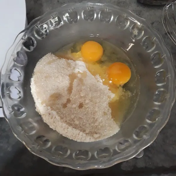 Siapkan wadah, masukan tepung terigu, gula pasir, telur dan garam