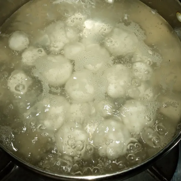 Rebus air secukupnya sampai mendidih, masukkan bola bola ketan, masak sampai mengapung. Angkat.