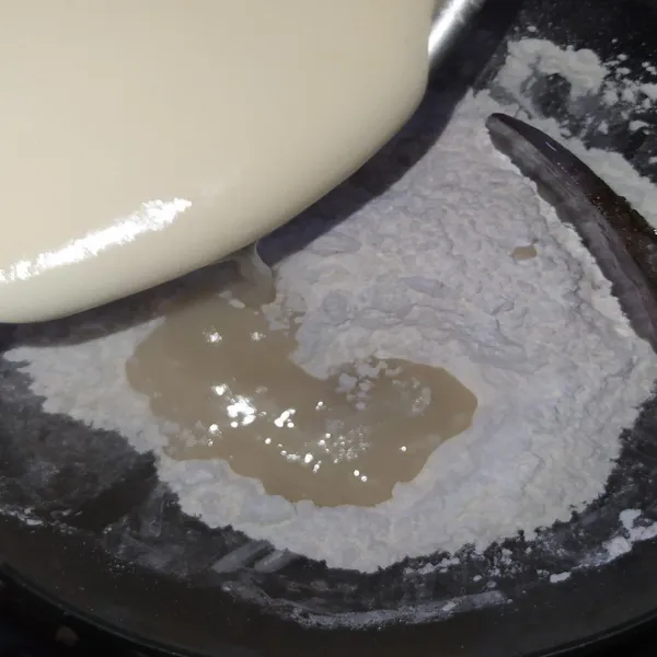 Tuang adonan ke campuran tepung beras dan kelapa parut.