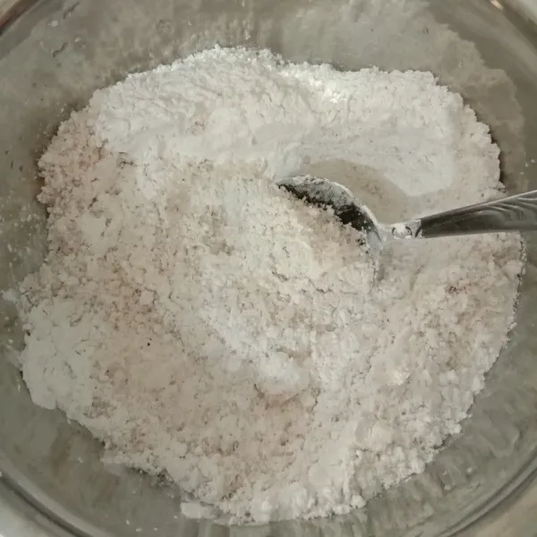 Campurkan tepung beras dan kelapa parut