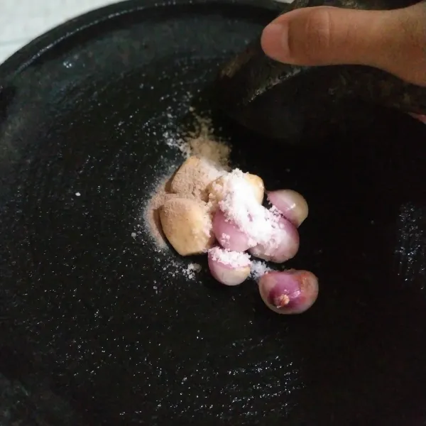 Ulek bumbu yaitu bawang merah, bawang putih, lada bubuk, garam dan penyedap rasa.