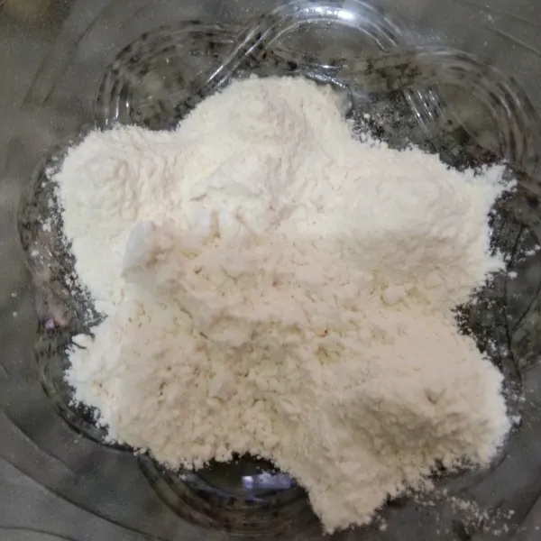 Campur tepung serbaguna dan tepung terigu, aduk rata.