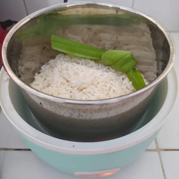 Rendam beras ketan minimal 1 jam. Kemudian kukus ½ matang, tambahkan air garam sedikit demi sedikit sampai ketan lemas, kukus kembali sampai matang. (airnya jangan dituang semua). Sisihkan.