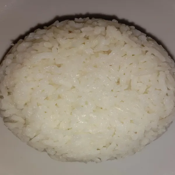 Siapkan nasi secukupnya dan sajikan semua bahan ke dalam piring