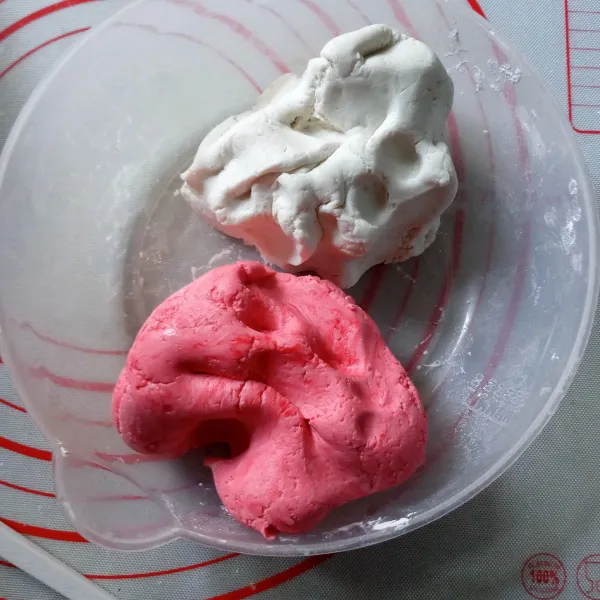 Buat Kulit Bola Ketan : Aduk tepung ketan, tepung tapioka, gula dan garam. Tuang air hangat bertahap sambil diulen sampai bisa dibentuk. Bagi dua adonan salah satunya beri pewarna.