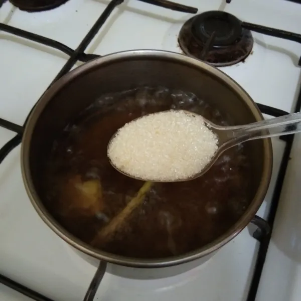 Tambahkan gula pasir sesuai selera aduk rata masak beberapa saat hingga air sedikit menyusut, matikan kompor