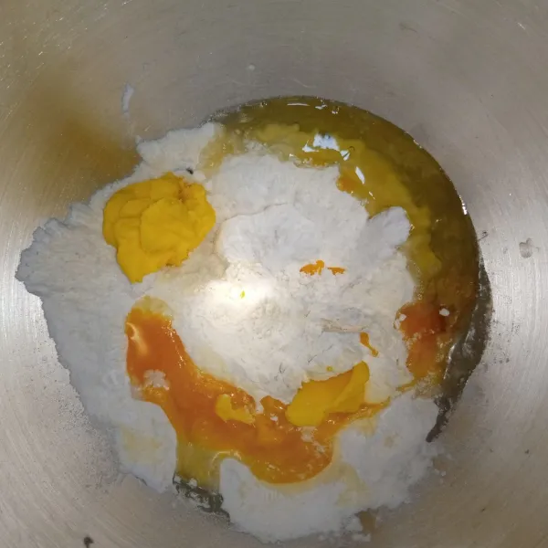 Campur semua bahan menjadi satu