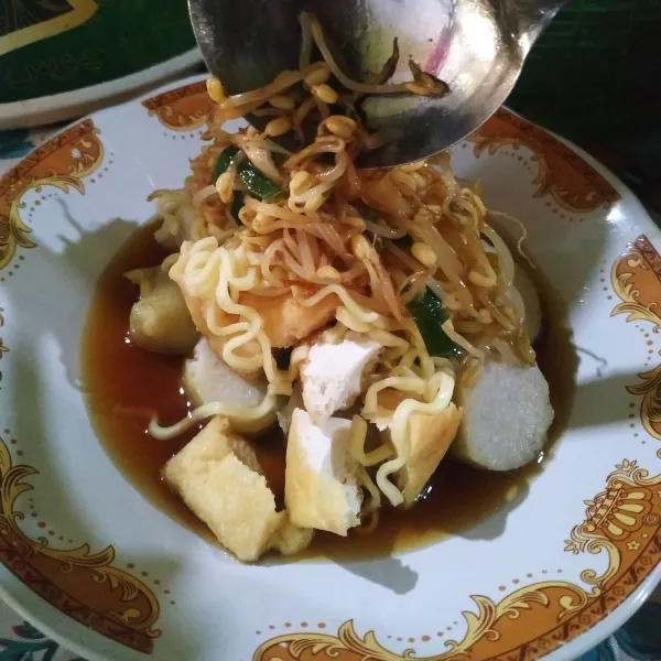 Cara penyajian yaitu iris lontong, letakkan paling bawah, kemudian iris tahu yang sebelumnya sudah di goreng, letakkan diatas lontong. Kemudian mie rebus, lalu siram dengan kuah kecambah. Tambahkan sambal petis dan secukupnya kerupuk bawang. Terakhir taburi dengan bawang goreng. Sajikan.