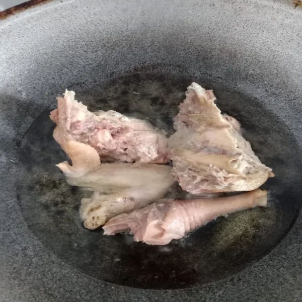 Panaskan minyak hingga benar-benar panas. Lalu masukkan ayam yang sudah direbus. Goreng sebentar lalu angkat dan tiriskan.
