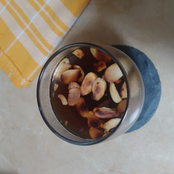 Saring air gurika ke dalam gelas dan tambahkan kacang kenari sangrai, siap di sajikan.