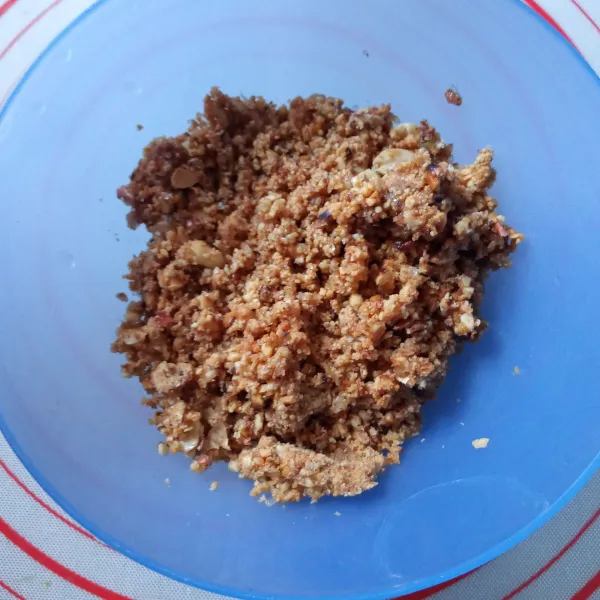 Buat Isian Bola Ketan : Sangrai kacang, buang kulit arinya. Haluskan bersama gula dan air dalam resep. Bulat-bulatkan.