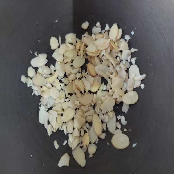 Sangrai kacang almond hingga agak kecoklatan.