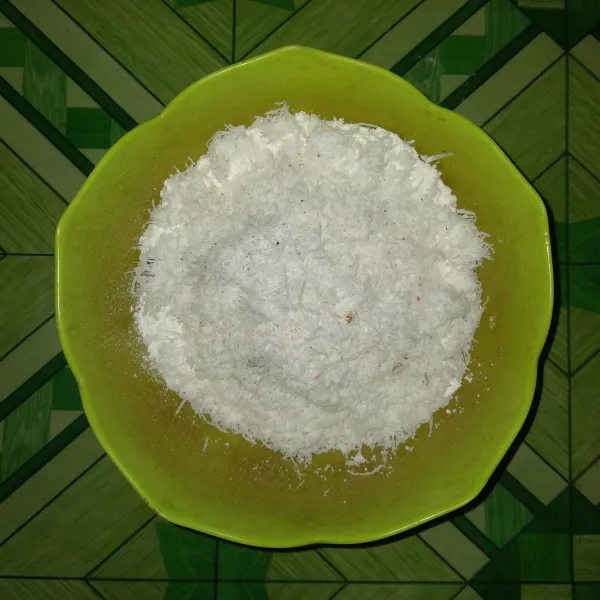 Campur tepung beras dan kelapa parut