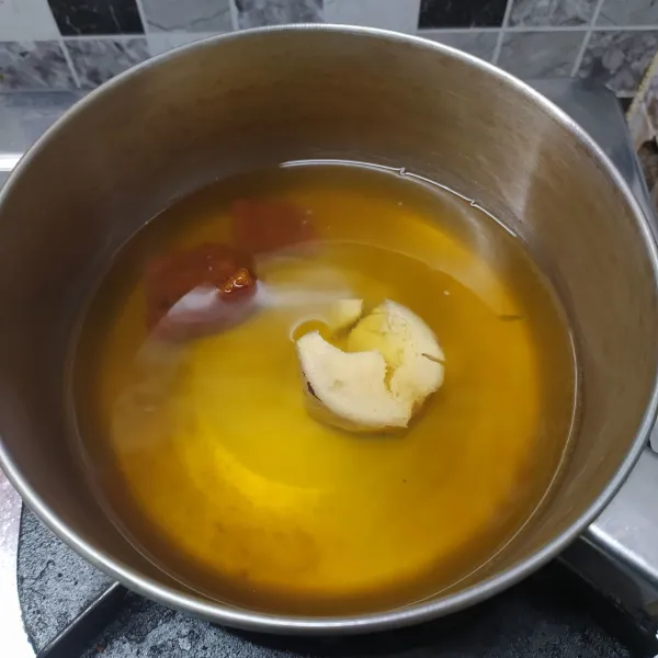 Rebus air, gula merah dan jahe geprek sampai mendidih dan gula larut.