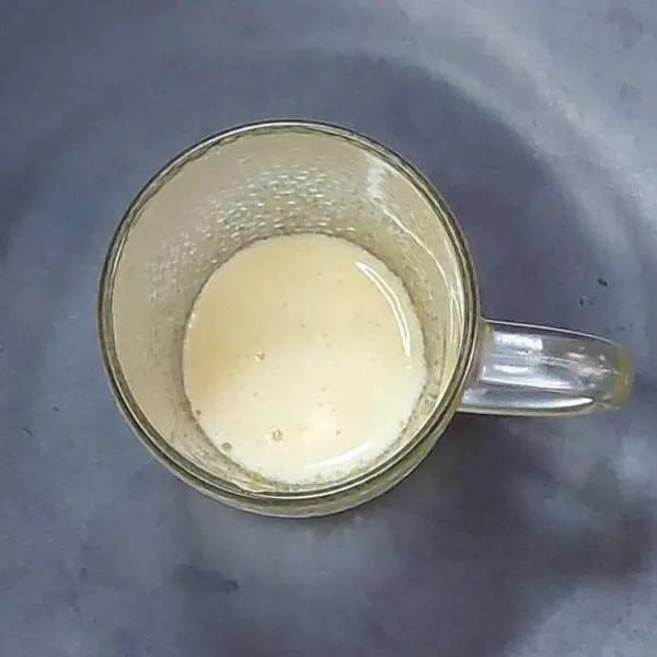 Kocok dengan garpu sampai pucat warnanya